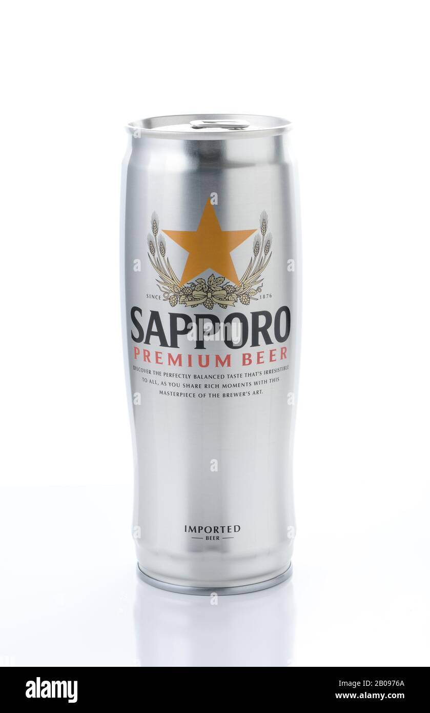 Irvine, CA - 12. JANUAR 2015: Eine Dose Sapporo-Bier isoliert auf Weiß. Die japanische Brauerei wurde im Jahr 1876 von dem deutschen Braumeister Seibei Nakag gegründet Stockfoto