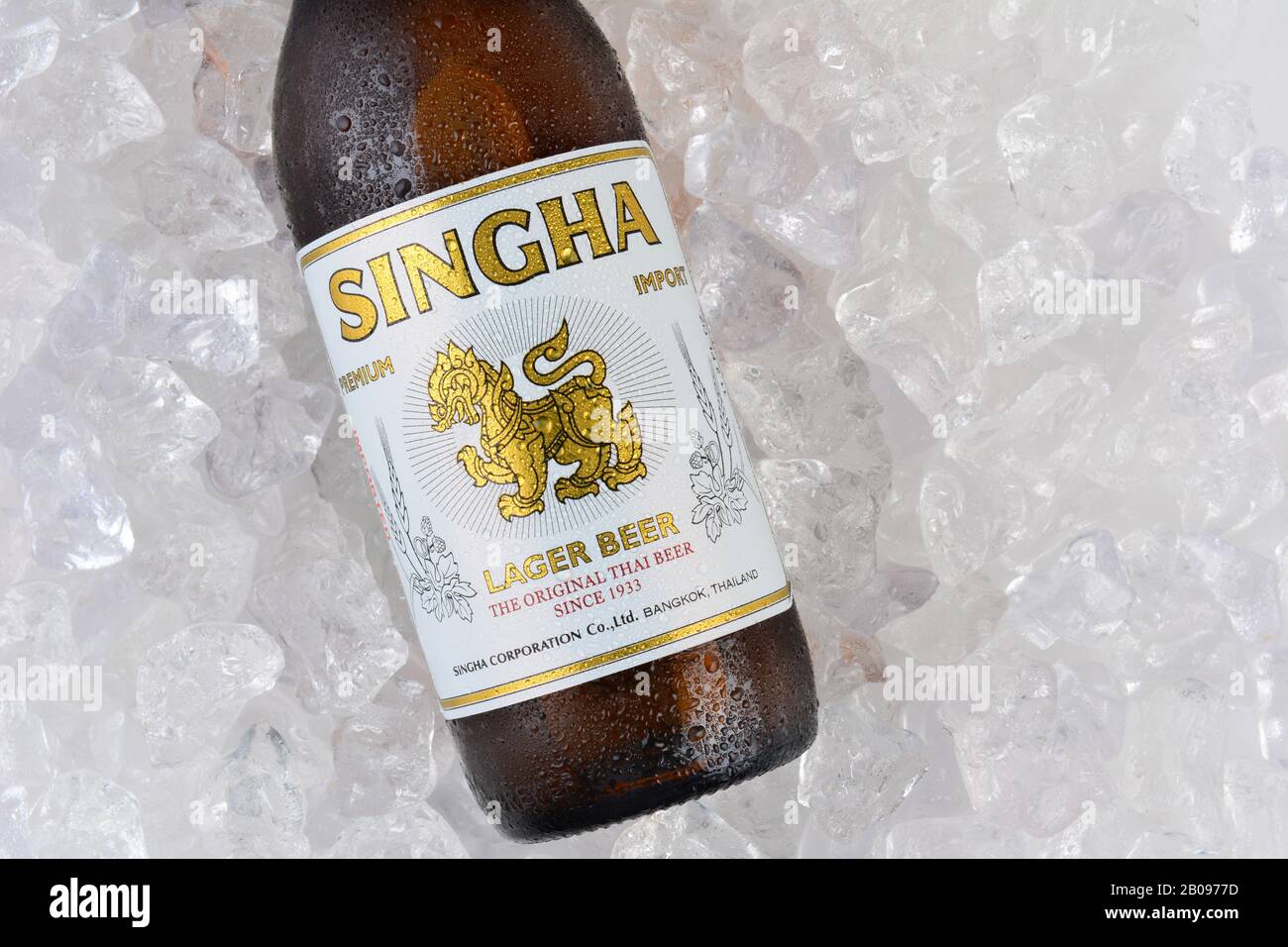 Irvine, CA - 11. JANUAR 2015: Nahaufnahme einer einzelnen Flasche Singha-Bier auf Eis. Produziert von der Brauerei Boon Rawd ist es die einzige Brauerei, die es erlaubt, zu disn Stockfoto