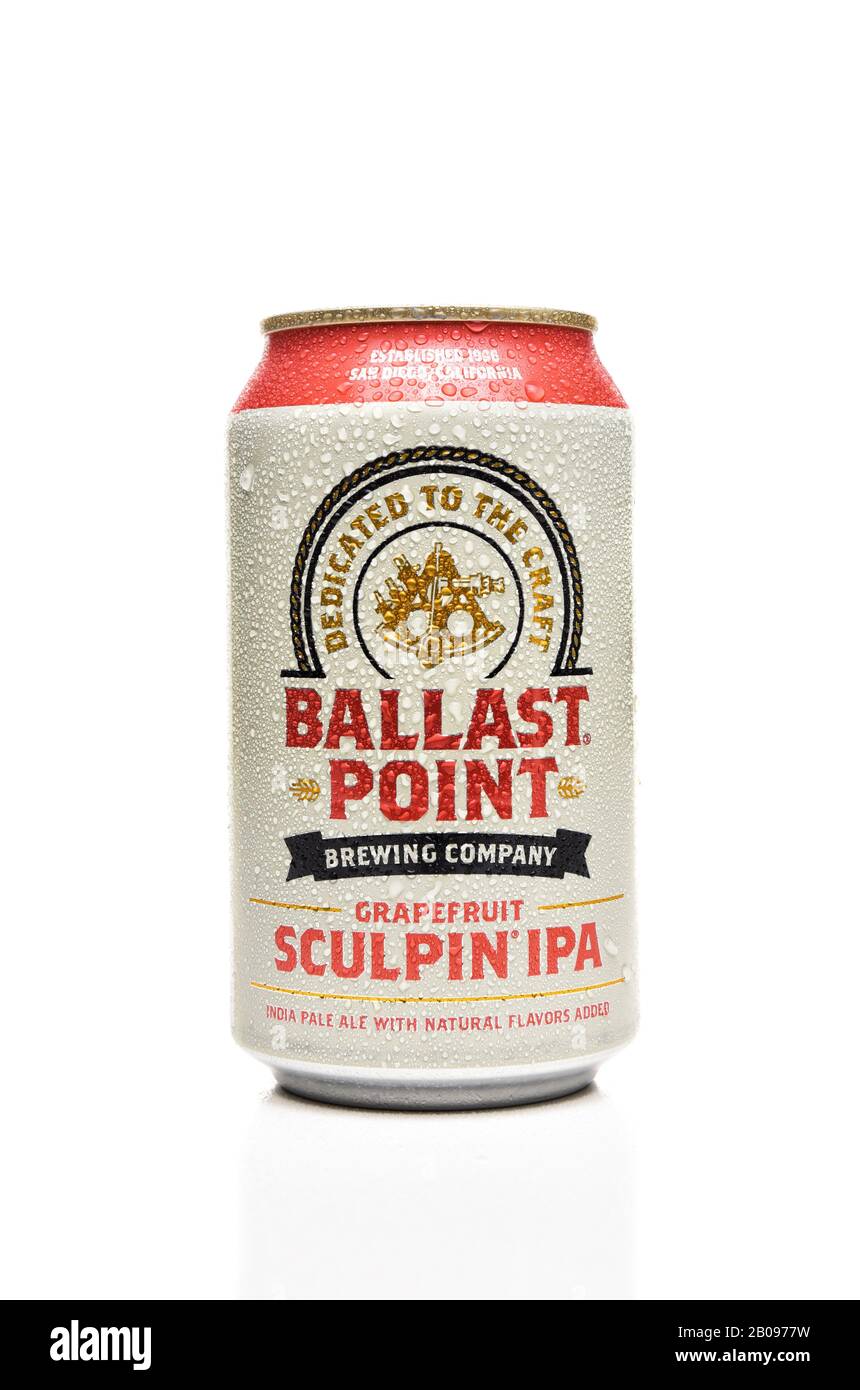 Irvine, CALFORNIA - 17. FEBRUAR 2019: Eine einzige Dose von Ballast Point Grapefruit Sculpin IPA, mit Kondensation. Stockfoto