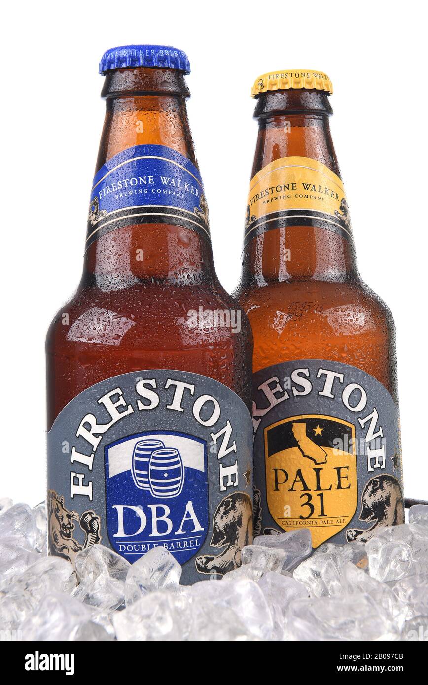 Irvine, KALIFORNIEN - 26. AUGUST 2016: Firestone Ales in Ice Bucket. Firestone Walker ist Kalifornias viertgrößte Handwerker-Brauerei und bekannt für prod Stockfoto