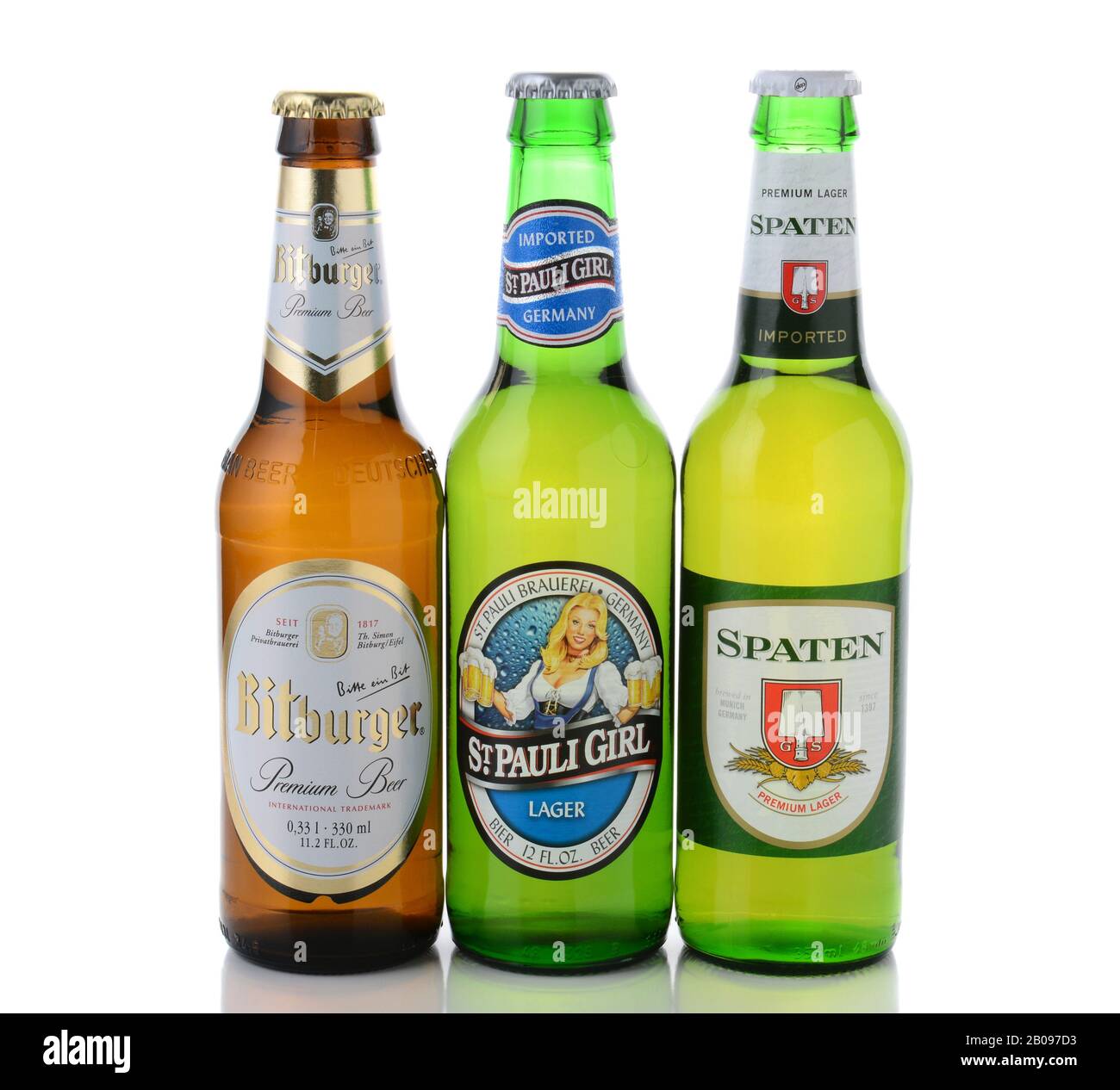 Irvine, CA - 11. JANUAR 2015: Drei Flaschen deutsches Bier. ST, Pauli Girl, Spaten und Bitburger sind drei beliebte deutsche Biere, die in das U importiert werden Stockfoto