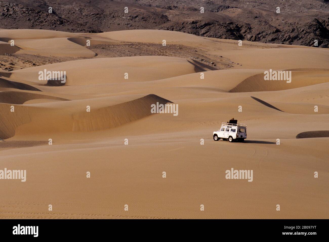 NAMIBIA, SKELETONKÜSTE, KUNENE-FLUSSGEBIET, HARTMANN-TAL, SANDDÜNEN, LANDROVER Stockfoto