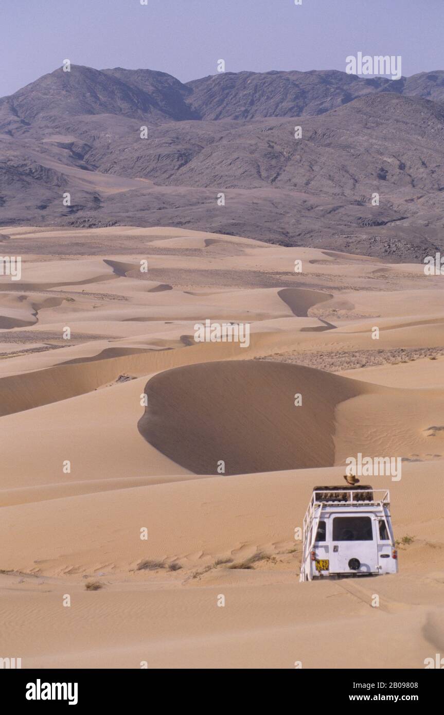 NAMIBIA, SKELETONKÜSTE, KUNENE-FLUSSGEBIET, HARTMANN-TAL, SANDDÜNEN, LANDROVER Stockfoto