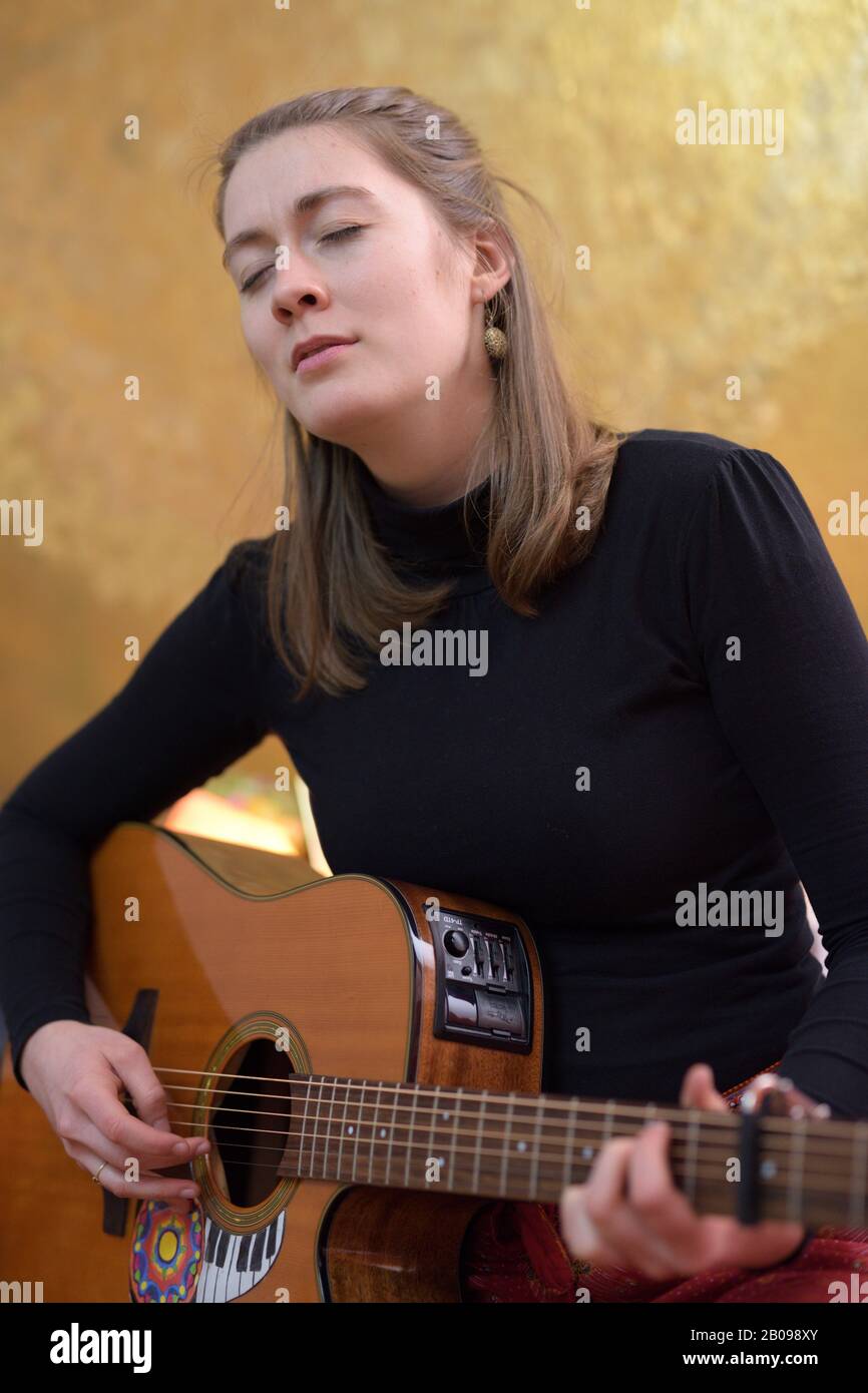 Schöne Stimme! Wunderschöne-Stimme! Sängerin/Songwriterin Nora Lotz Stockfoto