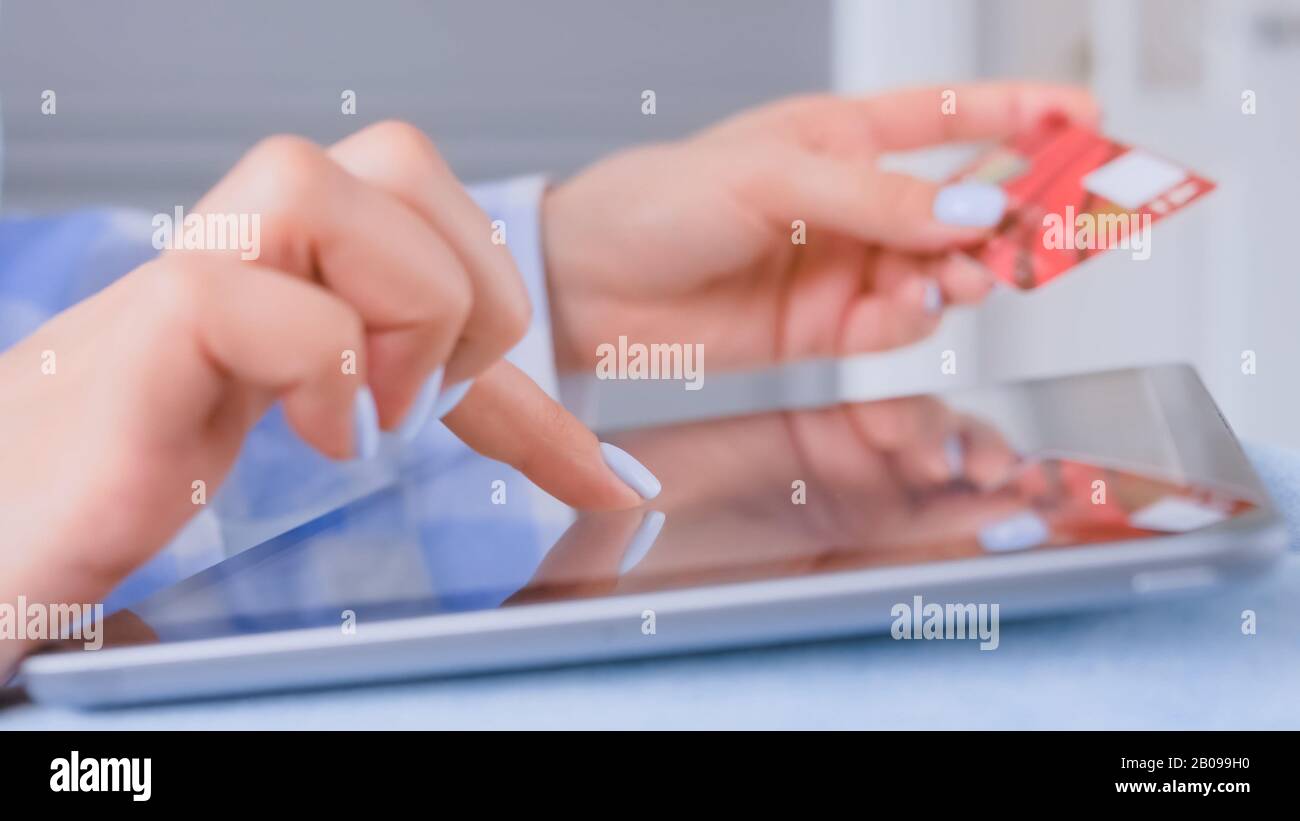 Online-Shopping - Frau mit Tablet und roter Kreditkarte - Nahansicht Stockfoto