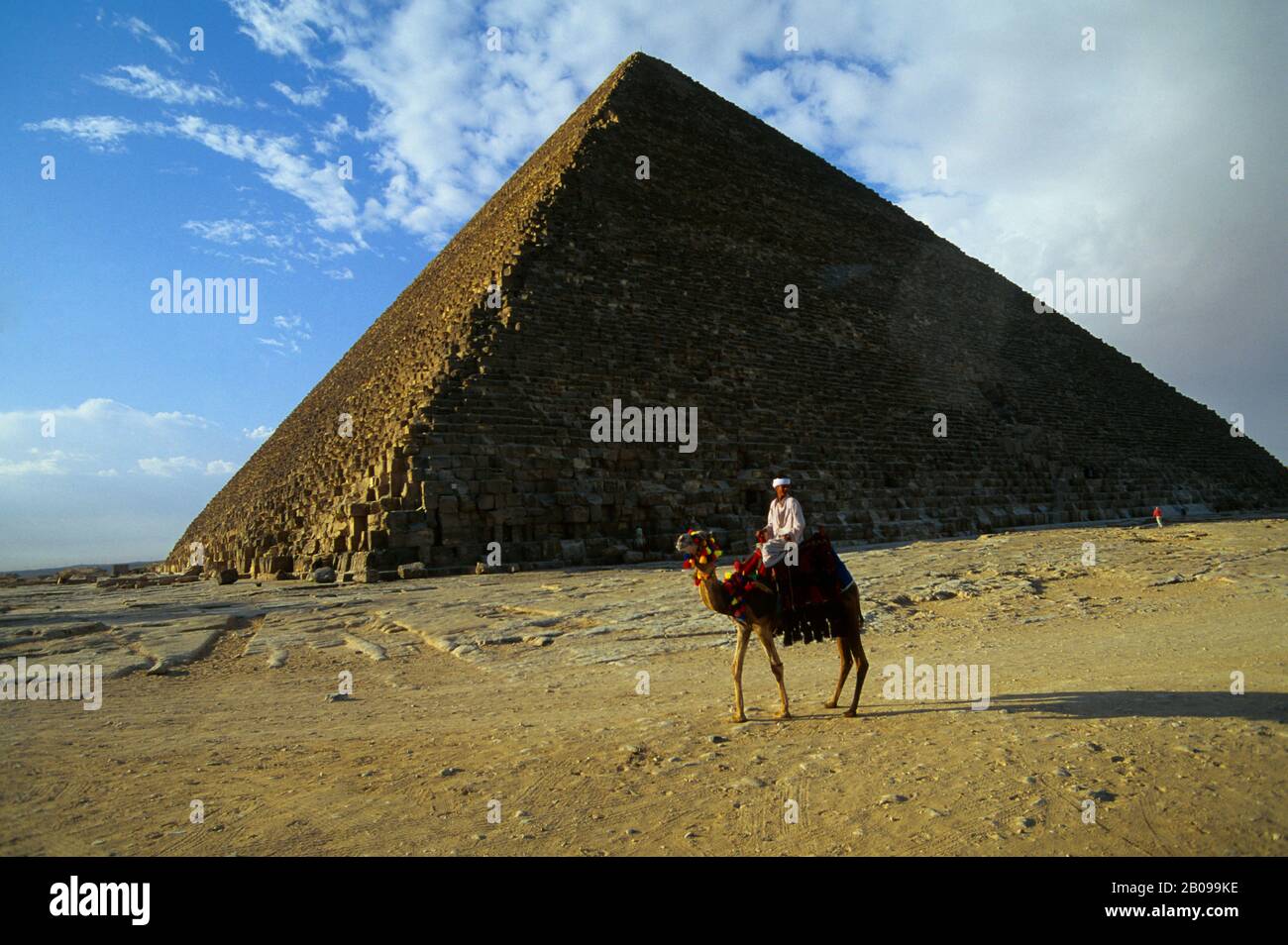 ÄGYPTEN, KAIRO, GIZEH, CHEOPS-PYRAMIDE MIT LOKALEM MANN AUF KAMEL Stockfoto
