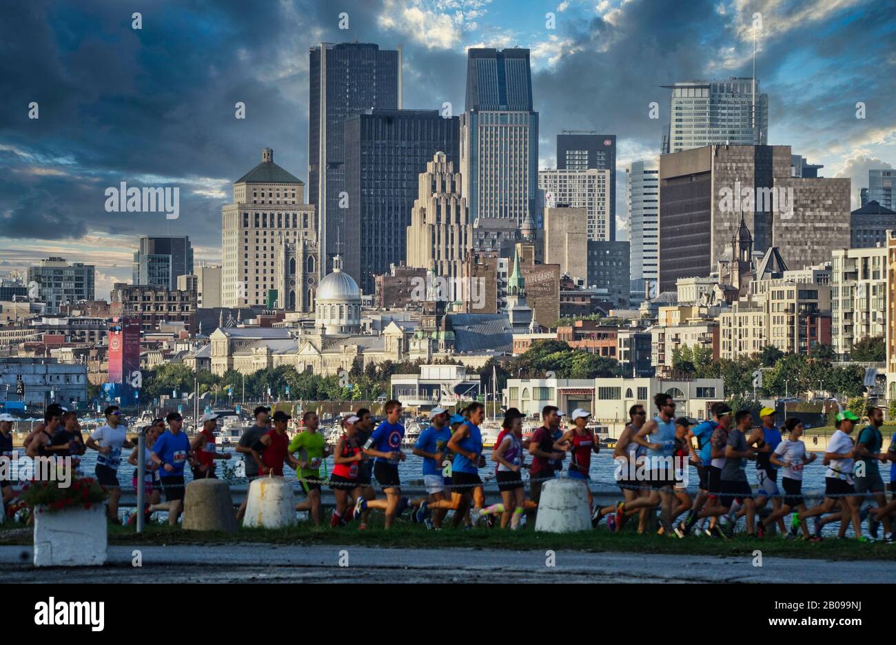 Montreal, Quebec, Kanada, 24.September 2012.Marathonläufer mit Montreal im Hintergrund.Montreal, Quebec, Kanada.Credit:Mario Beauregard/Alamy Stockfoto