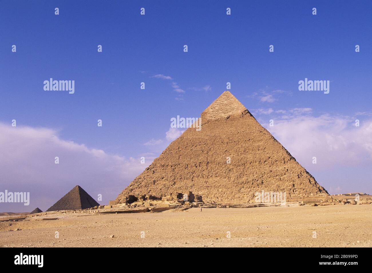 ÄGYPTEN, KAIRO, GIZEH, BLICK AUF CHEPHREN-PYRAMIDE UND MYCERINUS-PYRAMIDE Stockfoto