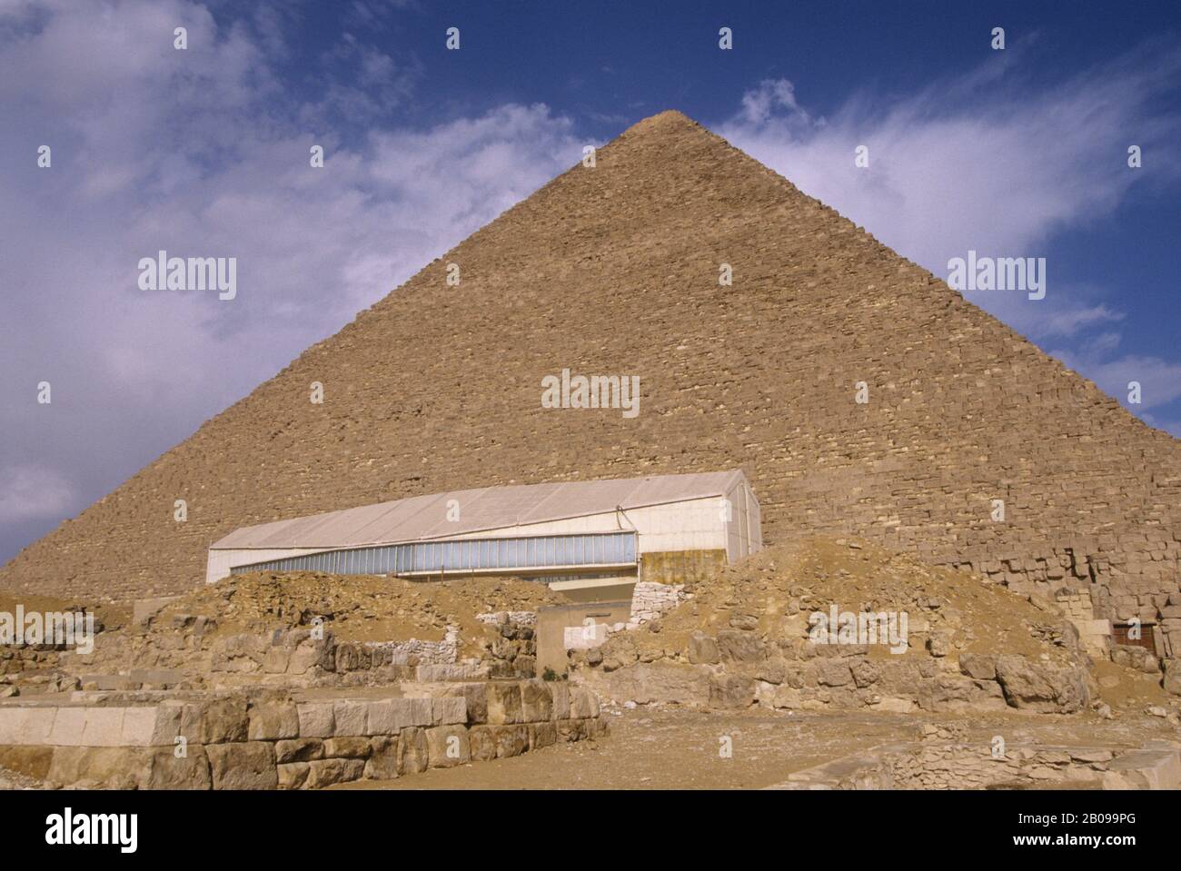ÄGYPTEN, KAIRO, GIZEH, BLICK AUF CHEOPS-PYRAMIDE MIT SONNENBOOTMUSEUM Stockfoto
