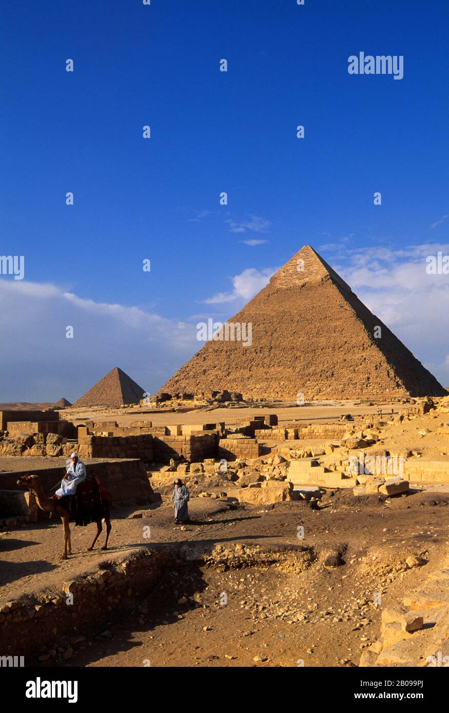 ÄGYPTEN, KAIRO, GIZEH, BLICK AUF CHEPHREN-PYRAMIDE UND MYCERINUS-PYRAMIDE Stockfoto