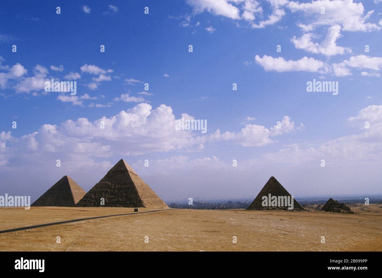 ÄGYPTEN, KAIRO, GIZEH, BLICK AUF (VON LINKS) CHEOPS, CHEFREN UND MYCERINUS PYRAMIDEN Stockfoto
