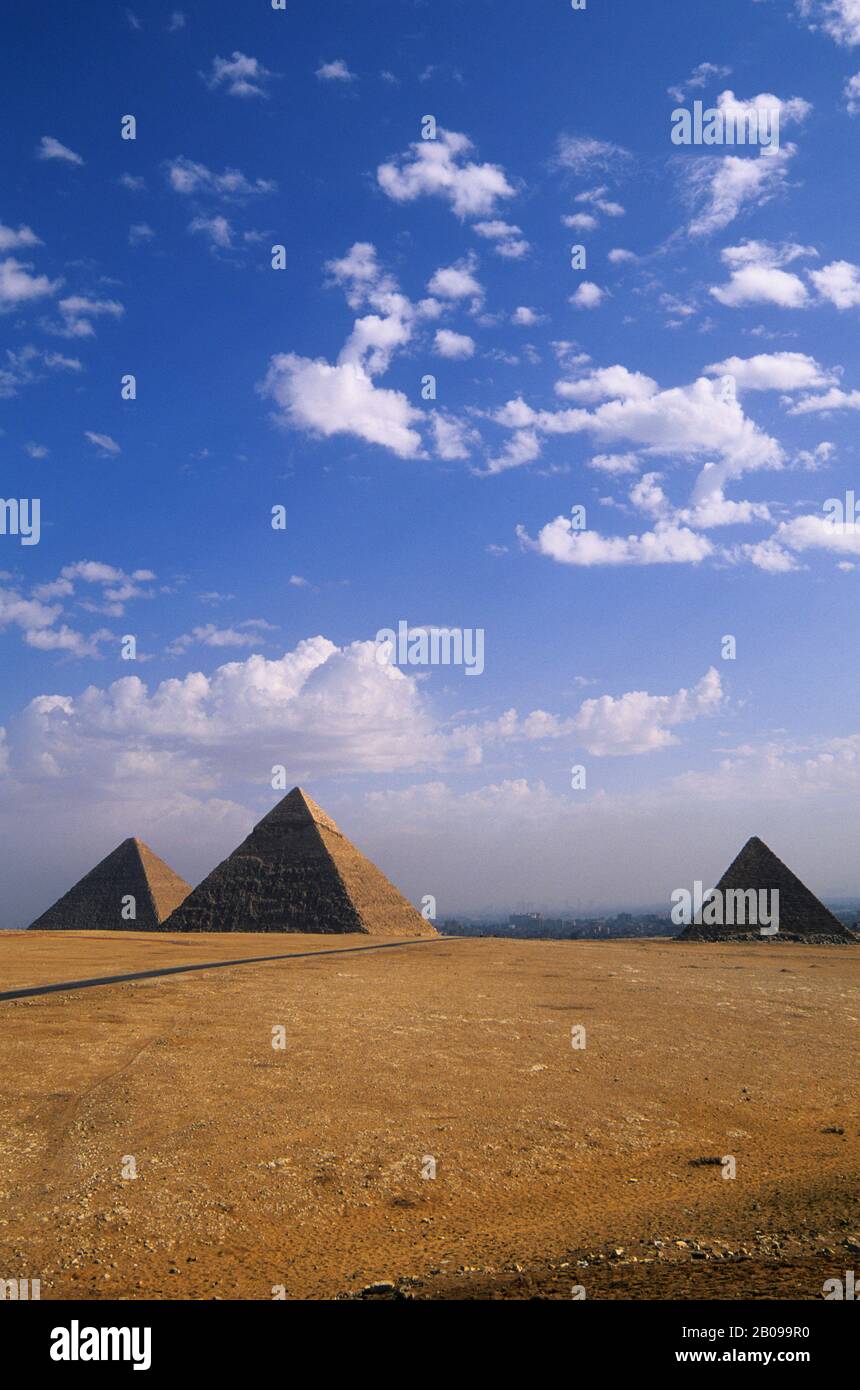 ÄGYPTEN, KAIRO, GIZEH, BLICK AUF (VON LINKS) CHEOPS, CHEFREN UND MYCERINUS PYRAMIDEN Stockfoto