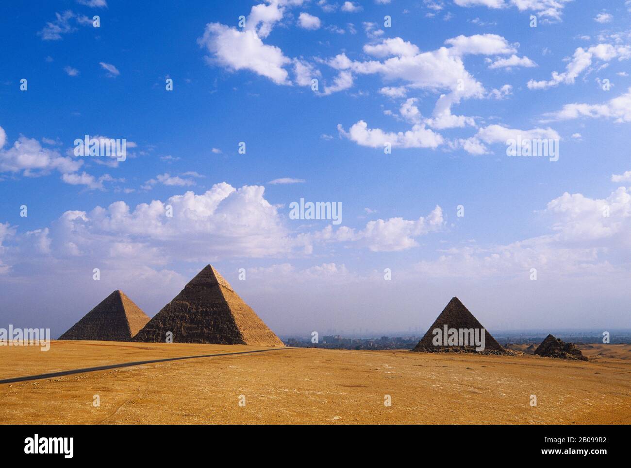 ÄGYPTEN, KAIRO, GIZEH, BLICK AUF (VON LINKS) CHEOPS, CHEFREN UND MYCERINUS PYRAMIDEN Stockfoto