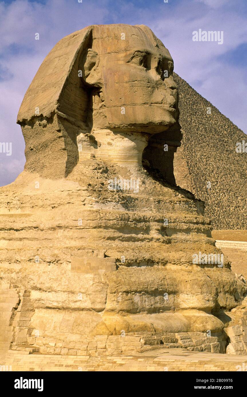 ÄGYPTEN, KAIRO, GIZEH, SPHINX MIT CHEOPS-PYRAMIDE IM HINTERGRUND Stockfoto