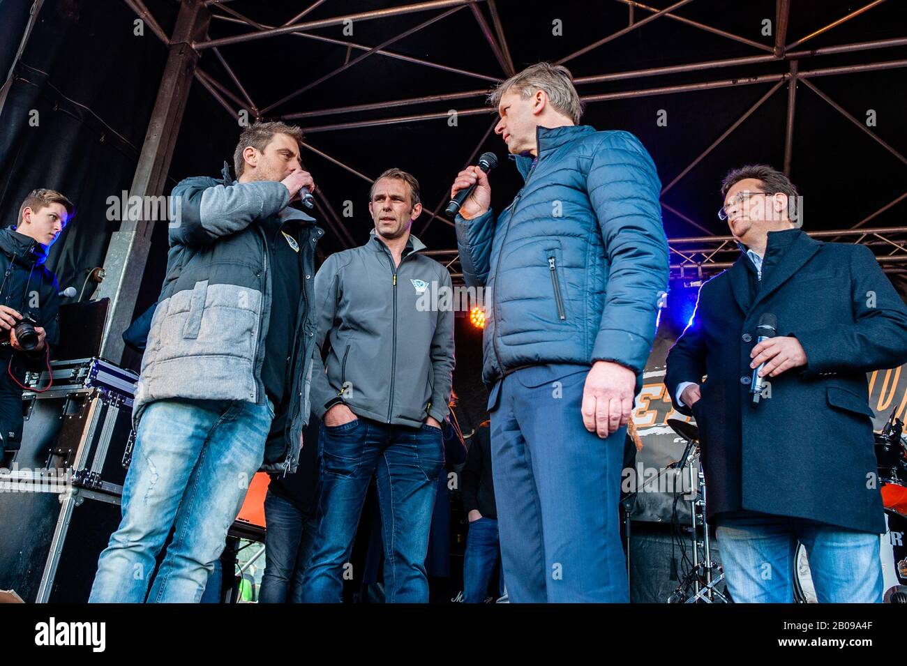 Mark Van den Oever von Farmers Defence Force, Jaco Geurts und Maurits von Martels von der christlich-demokratischen politischen Partei CDA diskutieren während der Demonstration.Tausende holländische Bauern unter dem Motto "alle Bremsen ab" protestieren gegen die Maßnahmen, die zur Senkung der Stickstoffemissionen auf dem Malieveld vorgeschlagen wurden, In den Haag. Der Mesdag Fund hat die Universität Amsterdam angewiesen, eine dreijährige Studie über die Niederschläge von Stickstoff in Naturschutzgebieten zu beginnen und genau zu erfahren, wo die Stickstoffemissionen von Viehbetrieben enden. Nach mehreren Treffen mit den Niederländern regieren Stockfoto