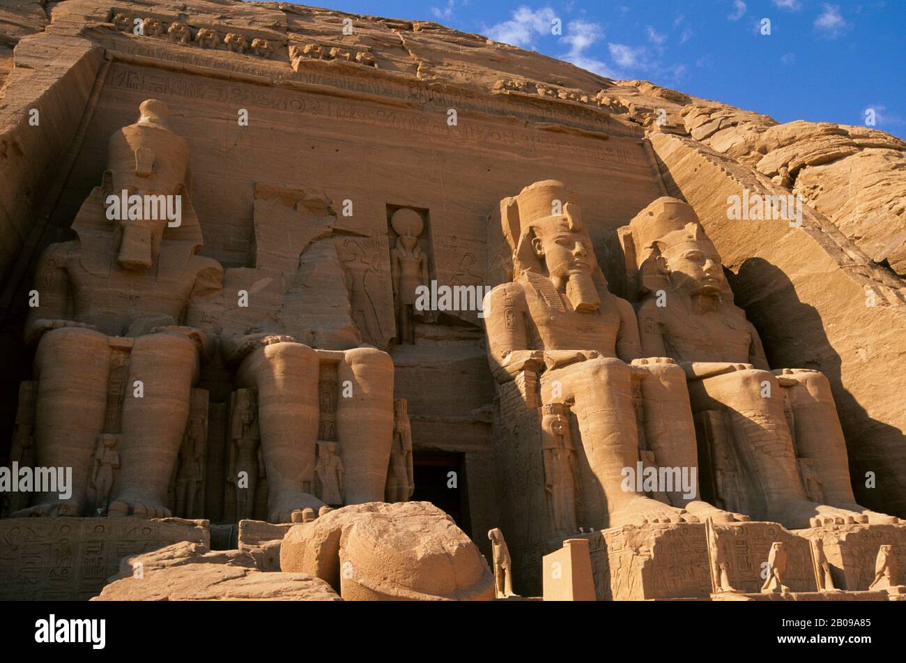 ÄGYPTEN, ABU SIMBEL, GROSSER TEMPEL VON ABU SIMBEL VIER STATUEN VON RAMSES II Stockfoto
