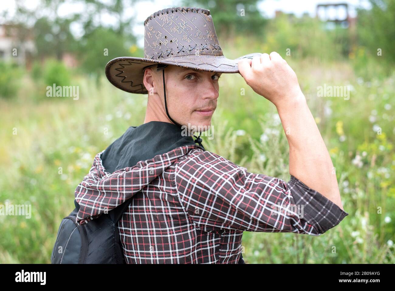 Ein Mann in einem Cowboyhut, in der Natur. Im Feld. Stockfoto