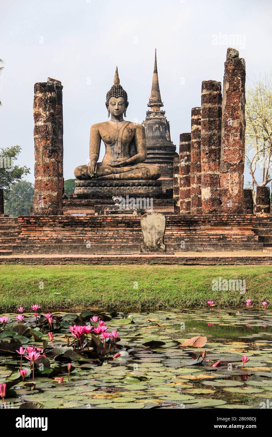 Anient Sukothai Historical Park, UNESCO-Welterbe. Buddhistische Tradition. Statue, die im Wasser reflektiert wird Stockfoto