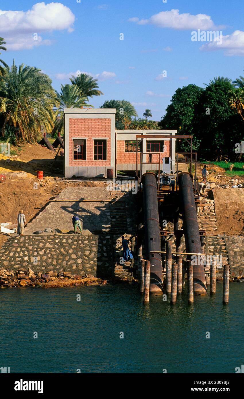 ÄGYPTEN, NILFLUSS ZWISCHEN KOM OMBO UND ESNA, PUMPSTATION FÜR BEWÄSSERUNG Stockfoto