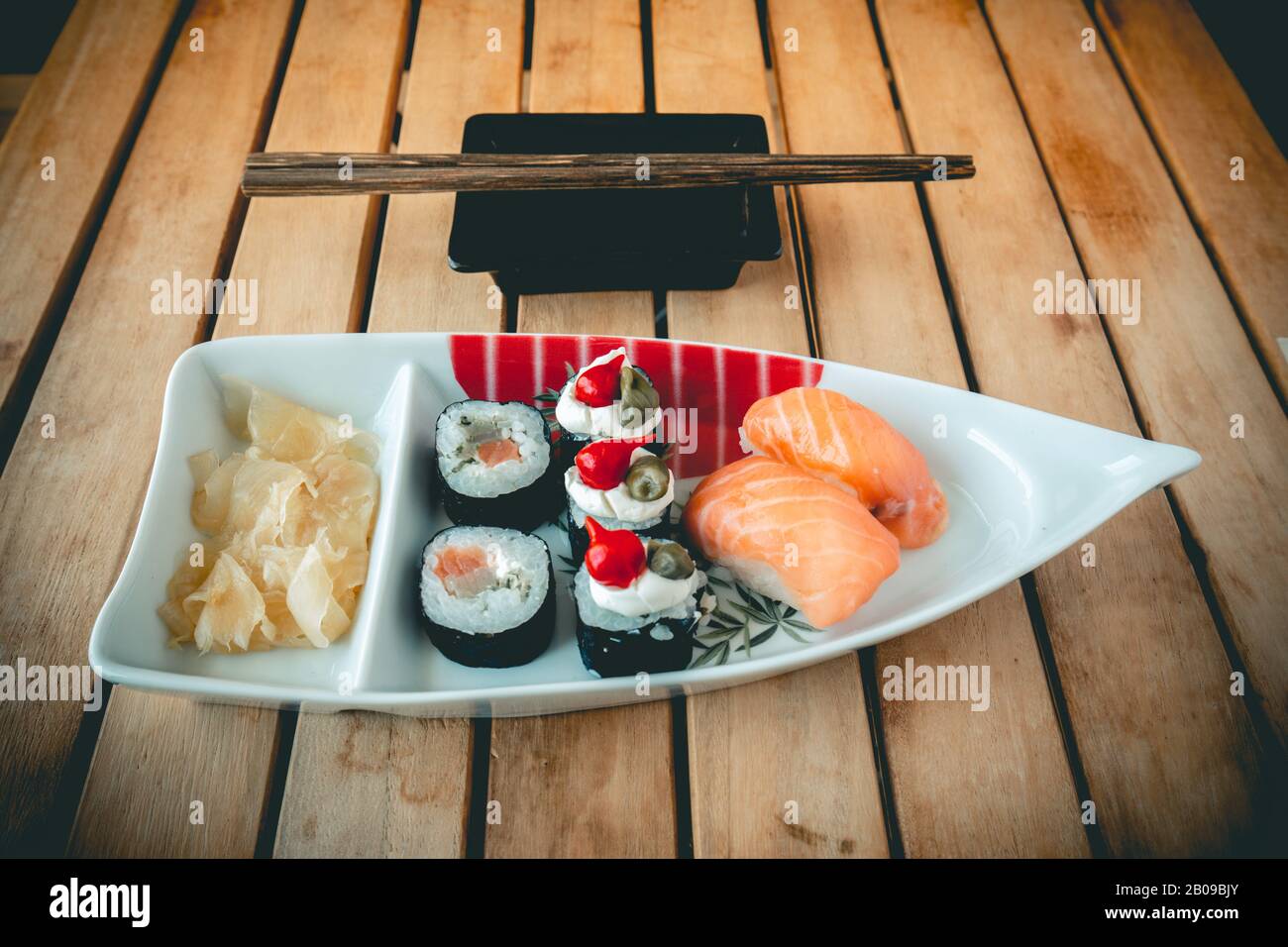Sushi Set Mini. Ein traditionelles japanisches Essen in einem Tafelholz Stockfoto