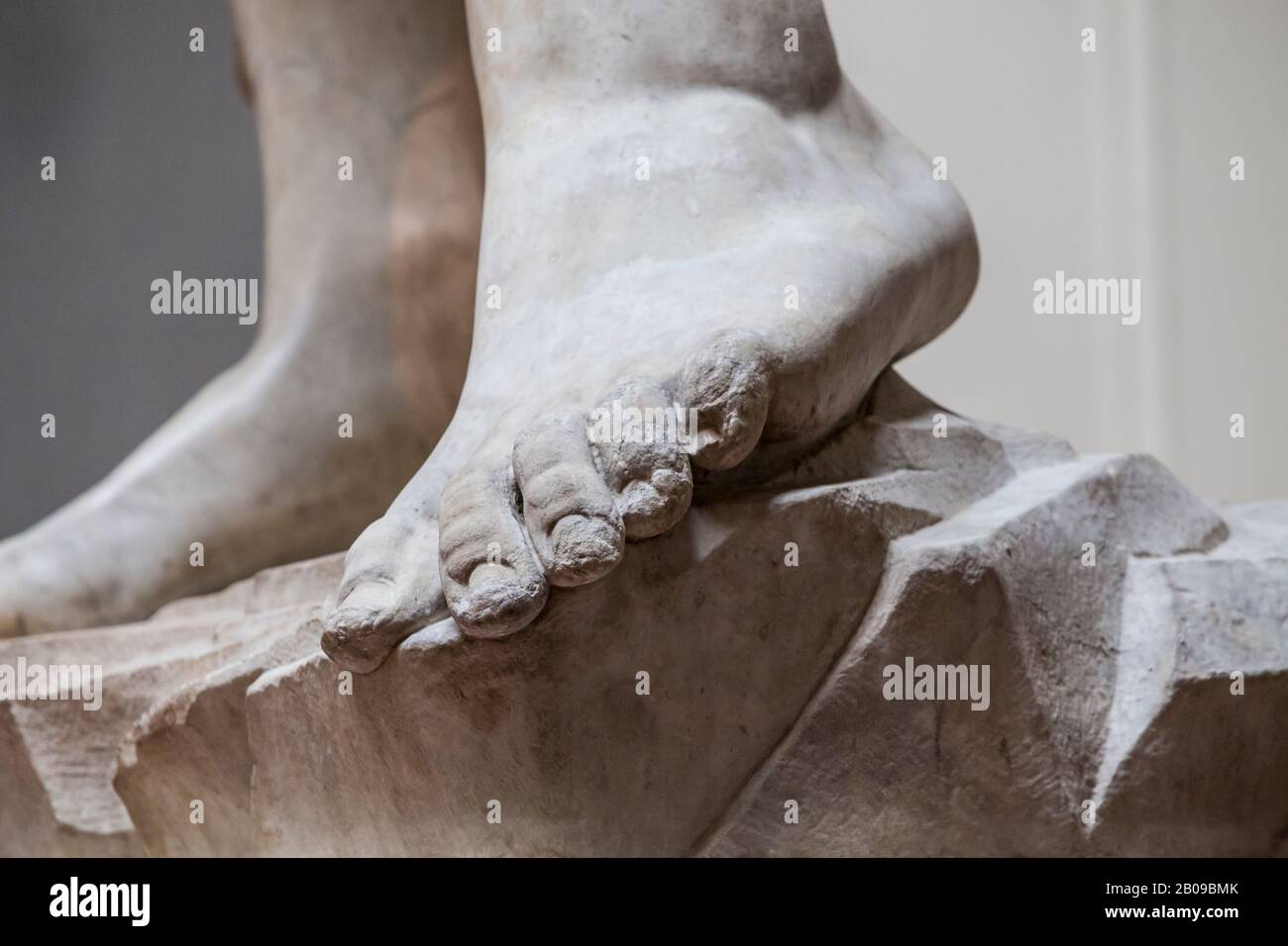 Der linke Fuß von "Divid" ist eine Skulptur von Michaelangelo. Galerie der Akademie von Florenz, Italien. Stockfoto