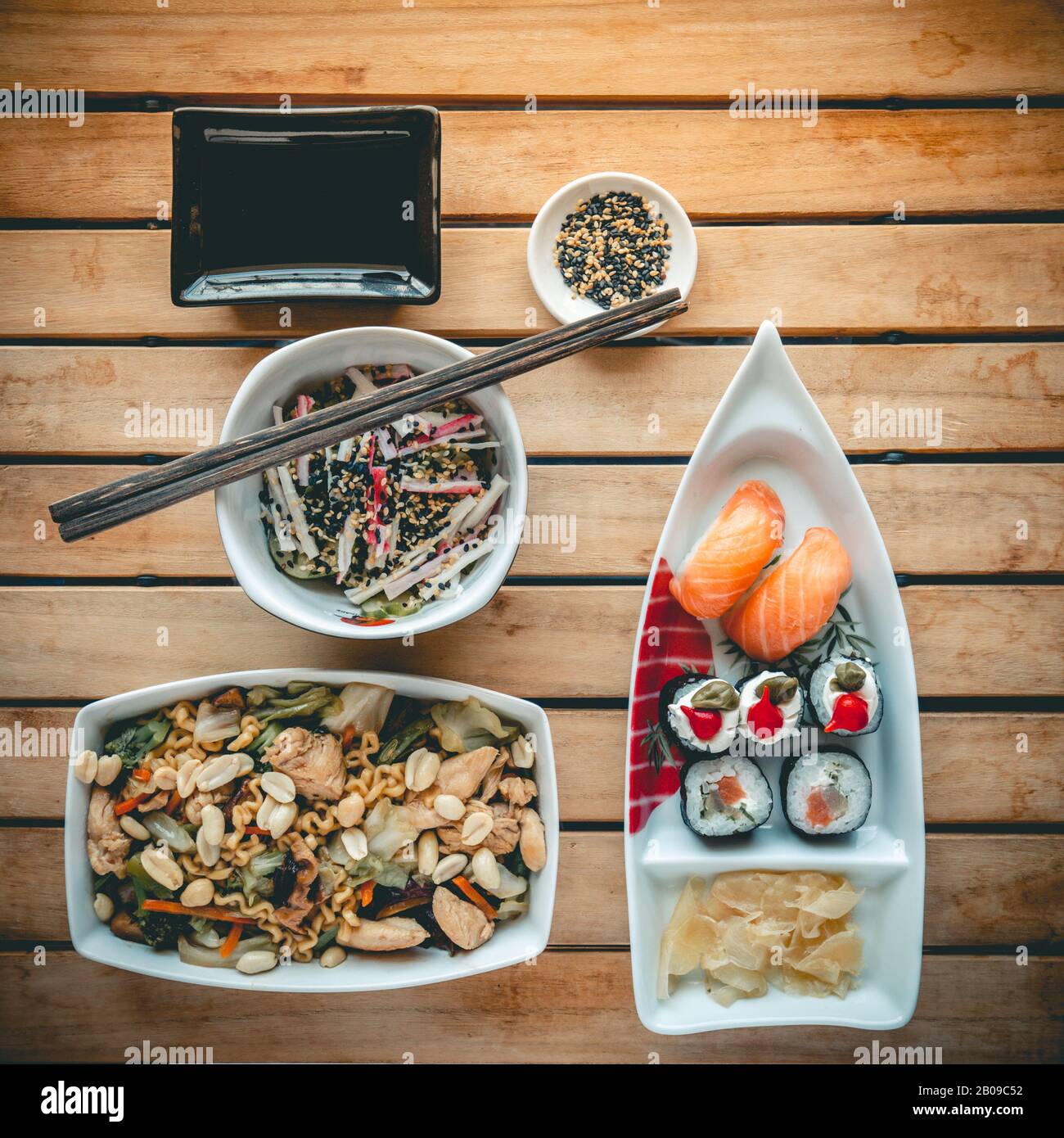 Traditionelle japanische Küche mit Sonnenomono, Sushi und Yakisoba. Stockfoto
