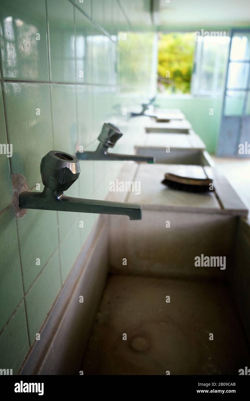 Vintage Wasserhähne und Marmorwaschbecken einer Waschküche in San Francisco de Borja Leprosy Sanatorium (Fontilles, Vall de Laguar, Marina Alta, Alicante, Spanien) Stockfoto
