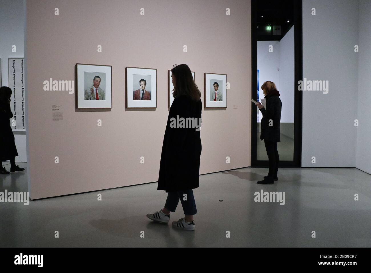 Männlichkeit: Befreiung durch Fotografie ist eine große Gruppenausstellung, die untersucht, wie Männlichkeit erlebt, aufgeführt, codiert und sozial konstruiert wird, wie sie durch Fotografie und Film von den 1960er bis heute ausgedrückt und dokumentiert wird. Die Ausstellung umfasst mehr als 300 Werke von mehr als 50 wegweisenden internationalen Künstlern, Fotografen und Filmemachern wie Richard Avedon . peter Hujar , Issac Julien , Ratimi Fani-Kayade , Robert Mapplethorpe , Annette Messager und Catherine Opie . Die Show zeigt auch jüngere weniger bekannte Künstler, die einige noch nie in Großbritannien ausgestellt haben Stockfoto