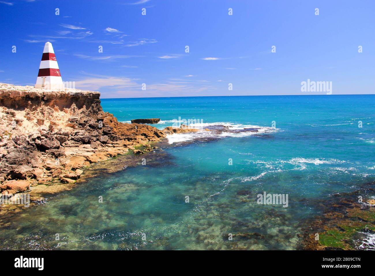 Rot-weißer Küstenstreifen oder Leuchtturm mit roten Streifen im Süden australiens. Stockfoto