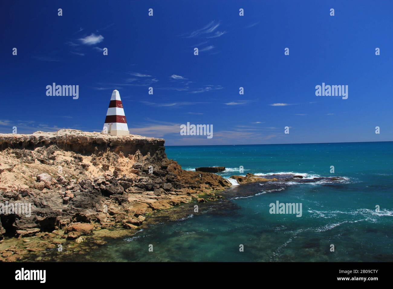 Rot-weißer Küstenstreifen oder Leuchtturm mit roten Streifen im Süden australiens. Stockfoto