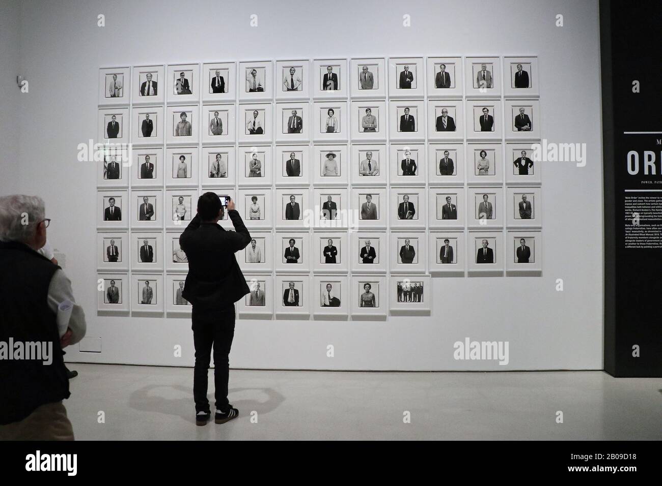 Männlichkeit: Befreiung durch Fotografie ist eine große Gruppenausstellung, die untersucht, wie Männlichkeit erlebt, aufgeführt, codiert und sozial konstruiert wird, wie sie durch Fotografie und Film von den 1960er bis heute ausgedrückt und dokumentiert wird. Die Ausstellung umfasst mehr als 300 Werke von mehr als 50 wegweisenden internationalen Künstlern, Fotografen und Filmemachern wie Richard Avedon . peter Hujar , Issac Julien , Ratimi Fani-Kayade , Robert Mapplethorpe , Annette Messager und Catherine Opie . Die Show zeigt auch jüngere weniger bekannte Künstler, die einige noch nie in Großbritannien ausgestellt haben Stockfoto