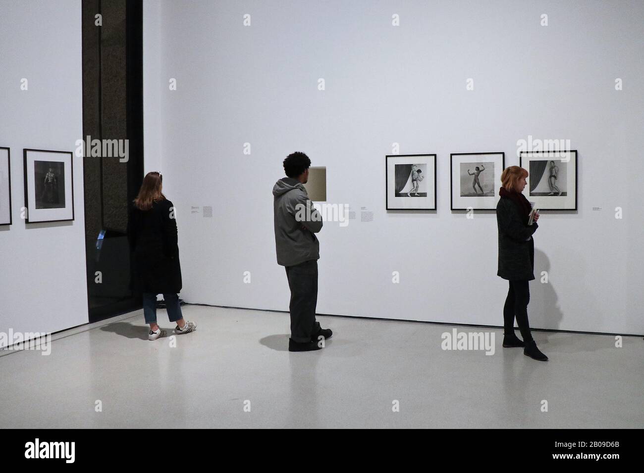 Männlichkeit: Befreiung durch Fotografie ist eine große Gruppenausstellung, die untersucht, wie Männlichkeit erlebt, aufgeführt, codiert und sozial konstruiert wird, wie sie durch Fotografie und Film von den 1960er bis heute ausgedrückt und dokumentiert wird. Die Ausstellung umfasst mehr als 300 Werke von mehr als 50 wegweisenden internationalen Künstlern, Fotografen und Filmemachern wie Richard Avedon . peter Hujar , Issac Julien , Ratimi Fani-Kayade , Robert Mapplethorpe , Annette Messager und Catherine Opie . Die Show zeigt auch jüngere weniger bekannte Künstler, die einige noch nie in Großbritannien ausgestellt haben Stockfoto