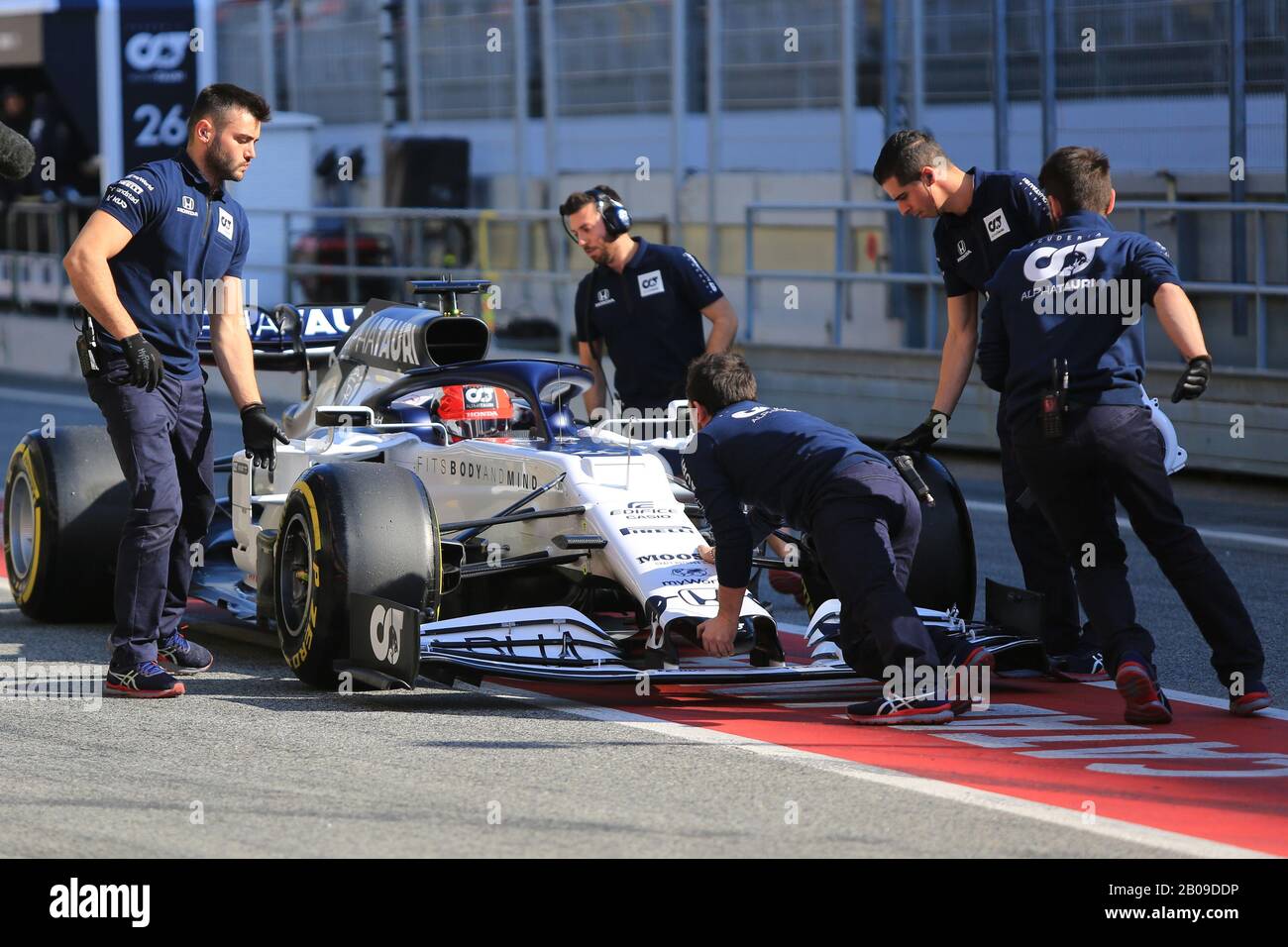 Barcelona, Spanien. Feb. 2020. Circuit De Barcelona Catalunya, Barcelona, Katalonien, Spanien; Formel-1-Test Vor der Saison; Scuderia AlphaTauri Honda, Daniil Kvyat steht in der Boxengasse und wird zurück in die Garage Credit: Action Plus Sports Images/Alamy Live News geschoben Stockfoto