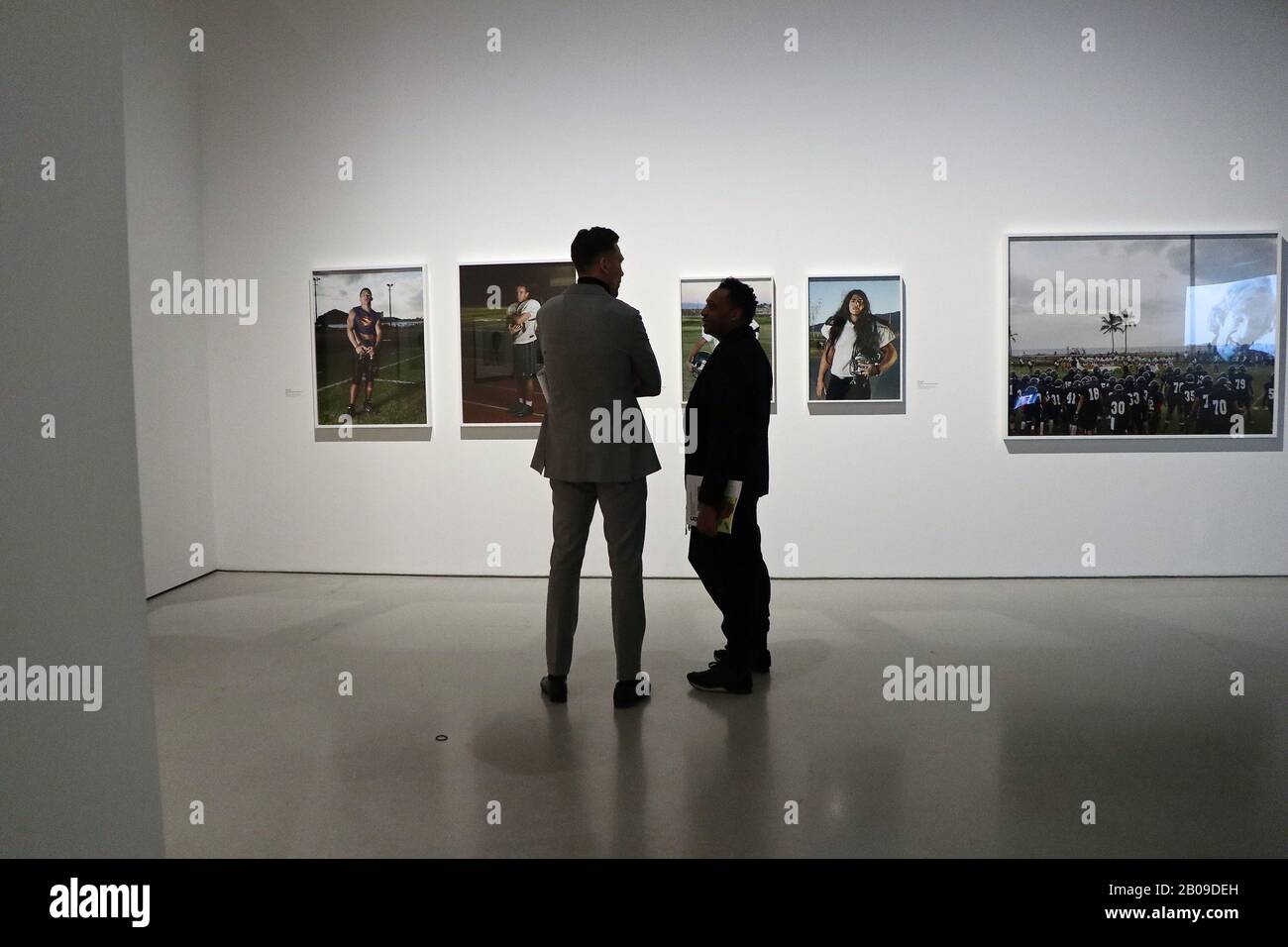 Männlichkeit: Befreiung durch Fotografie ist eine große Gruppenausstellung, die untersucht, wie Männlichkeit erlebt, aufgeführt, codiert und sozial konstruiert wird, wie sie durch Fotografie und Film von den 1960er bis heute ausgedrückt und dokumentiert wird. Die Ausstellung umfasst mehr als 300 Werke von mehr als 50 wegweisenden internationalen Künstlern, Fotografen und Filmemachern wie Richard Avedon . peter Hujar , Issac Julien , Ratimi Fani-Kayade , Robert Mapplethorpe , Annette Messager und Catherine Opie . Die Show zeigt auch jüngere weniger bekannte Künstler, die einige noch nie in Großbritannien ausgestellt haben Stockfoto