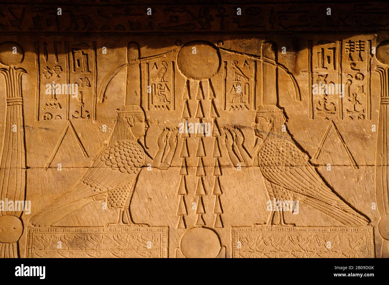 ÄGYPTEN, DENDERA, DENDERA-TEMPEL, HATHOR-TEMPEL, SCHNITZEREI, BA, MENSCHLICHES KOPFGEIST Stockfoto