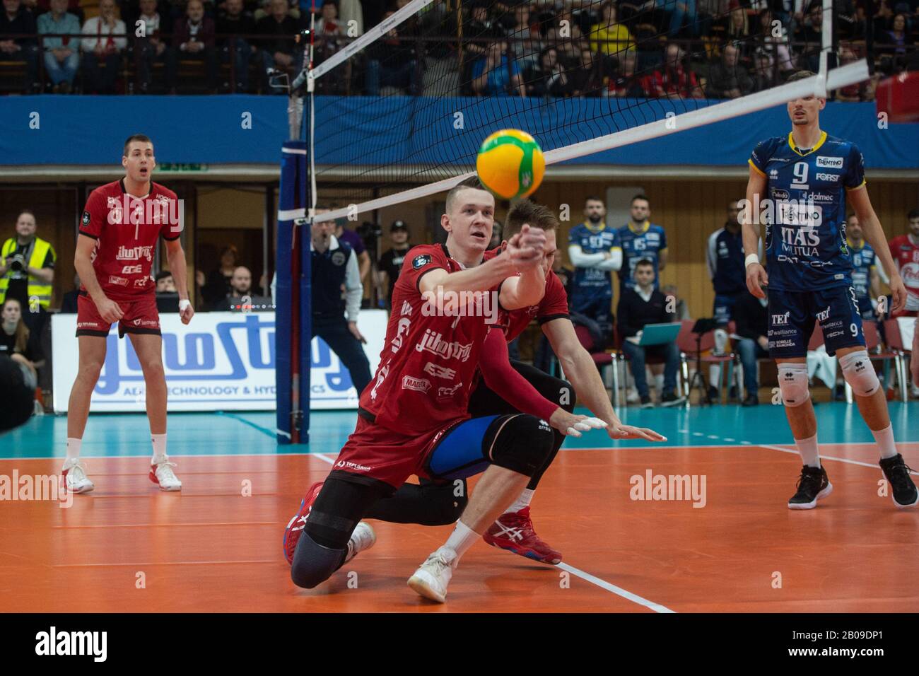 L-R Martin Mechkarov und Marek Sotola aus Jihostroj und Simone Giannelli aus dem Trentino in Aktion während der Volleyball-Liga, 6. Runde, Gruppe A-Spiel VK Jihostroj Ceske Budejovice vs Trentino Itas, gespielt am Mittwoch, 19. Februar 2020, in Ceske Budejovice, Tschechien. (CTK Photo/Vaclav Pancer) Stockfoto
