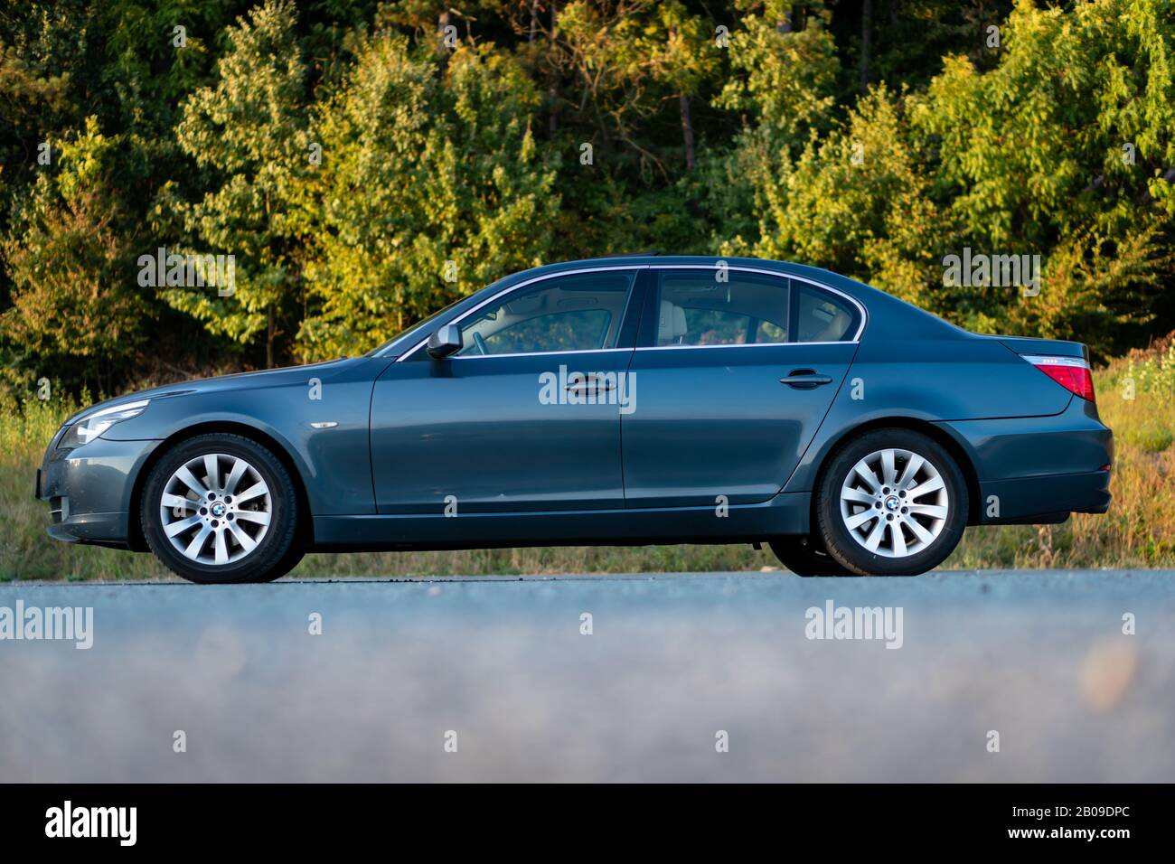 Cluj-Napoca, Cluj/Rumänien-09.15.2019-Leichtmetallfelgen, Sondermodell, 17 Zoll, montiert auf einer wunderbaren BMW 5er Serie Stockfoto