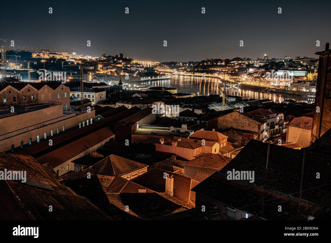 Abendfoto von Porto aus Vila Nova de Gaia in Portugal Stockfoto