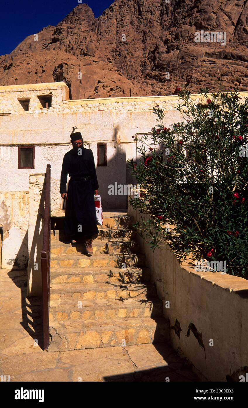 ÄGYPTEN, HALBINSEL SINAI, ST. KATHARINENKLOSTEI, 342 N.CHR., MÖNCH Stockfoto