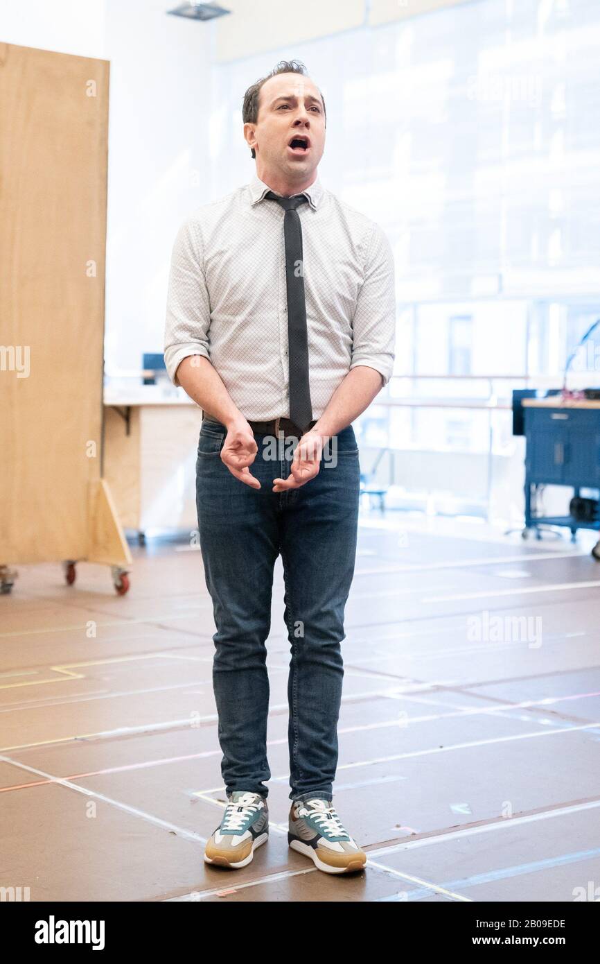 New York, New York, USA. Feb. 2020. Rob McClure Fotoruf für MRS. DOUBTFIRE Treffen sich und Begrüßen Sie mit Dem Cast and Creative Team, den New 42nd Street Studios, New York, NY 19. Februar 2020. Foto Von: Jason Smith/Everett Collection Credit: Everett Collection Inc/Alamy Live News Stockfoto