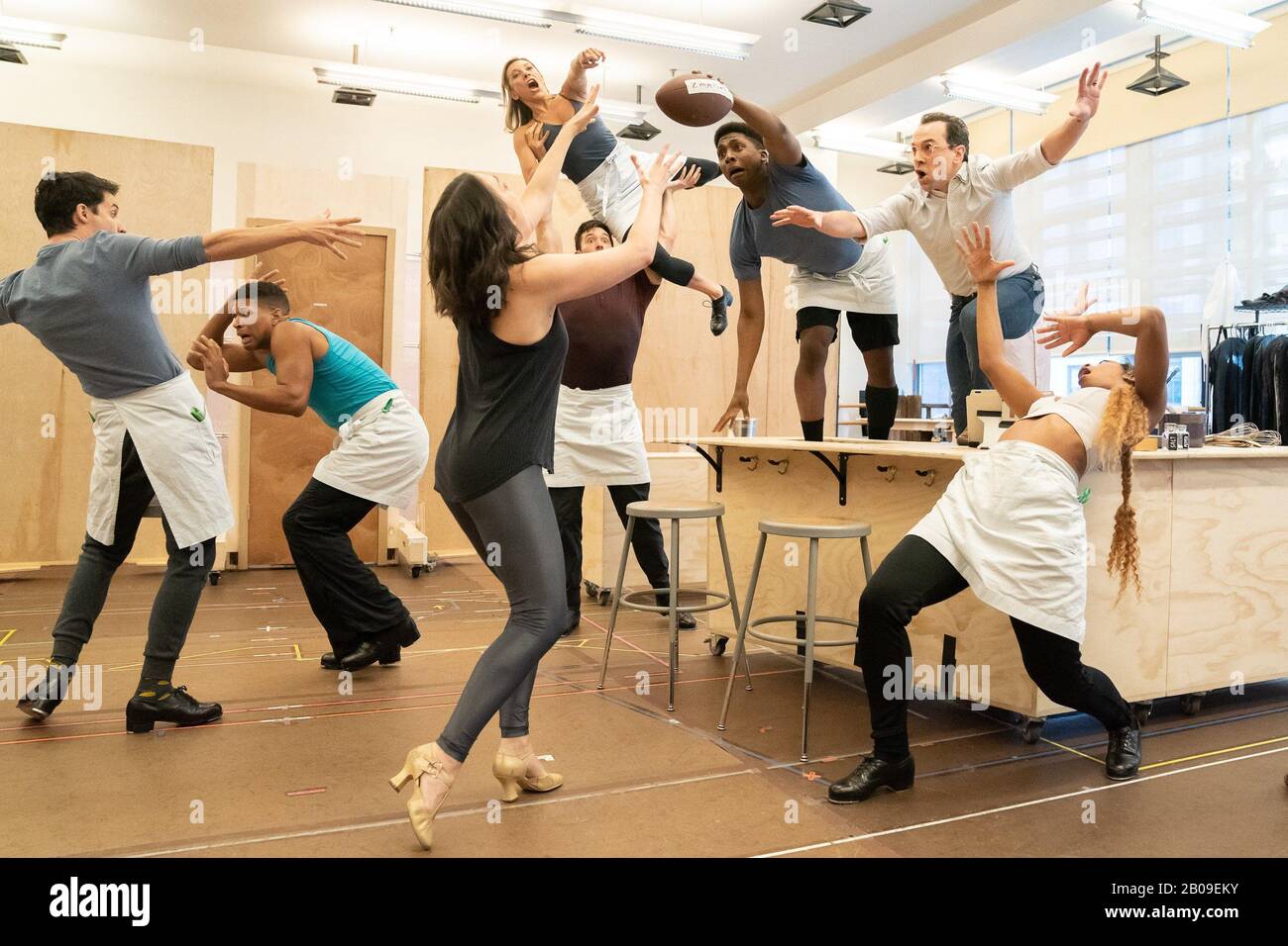 New York, New York, USA. Feb. 2020. Rob McClure Fotoruf für MRS. DOUBTFIRE Treffen sich und Begrüßen Sie mit Dem Cast and Creative Team, den New 42nd Street Studios, New York, NY 19. Februar 2020. Foto Von: Jason Smith/Everett Collection Credit: Everett Collection Inc/Alamy Live News Stockfoto