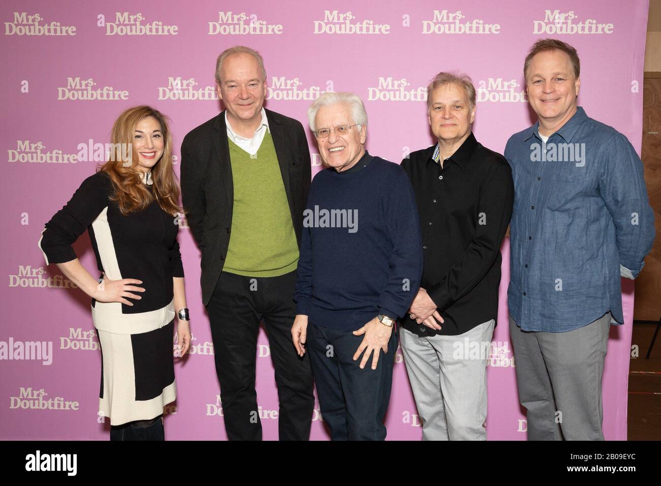 New York, New York, USA. Feb. 2020. Lorin Latarro, John O'Farrell, Jerry Zaks, Wayne Kirkpatrick, Karey Kirkpatrick Photo Call for MRS. DOUBTFIRE Treffen sich und Begrüßen Sie mit Dem Cast and Creative Team, den New 42nd Street Studios, New York, NY 19. Februar 2020. Foto Von: Jason Smith/Everett Collection Credit: Everett Collection Inc/Alamy Live News Stockfoto