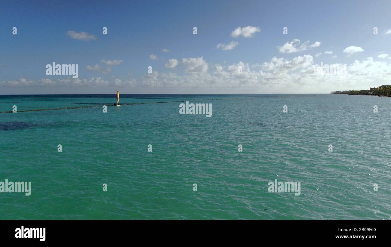 Freizeitsegeln auf dem kleinen Katamaran im türkisfarbenen karibischen Meer in der Dominikanischen Republik, Strandspaß und Wassersport, Aktivurlaubsleben Stockfoto