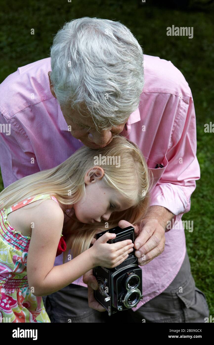 Grand Vater und große Kinder spielen im Park Stockfoto