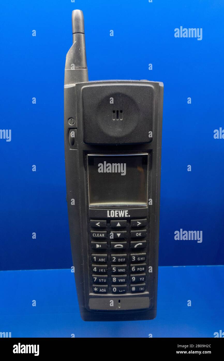 Ein Handy von Loewe Handy Tel 100 (1992) im Museum für Kommunikation (Teil des Verkehrsmuseums Nürnberg), Nürnberg, Deutschland. Stockfoto