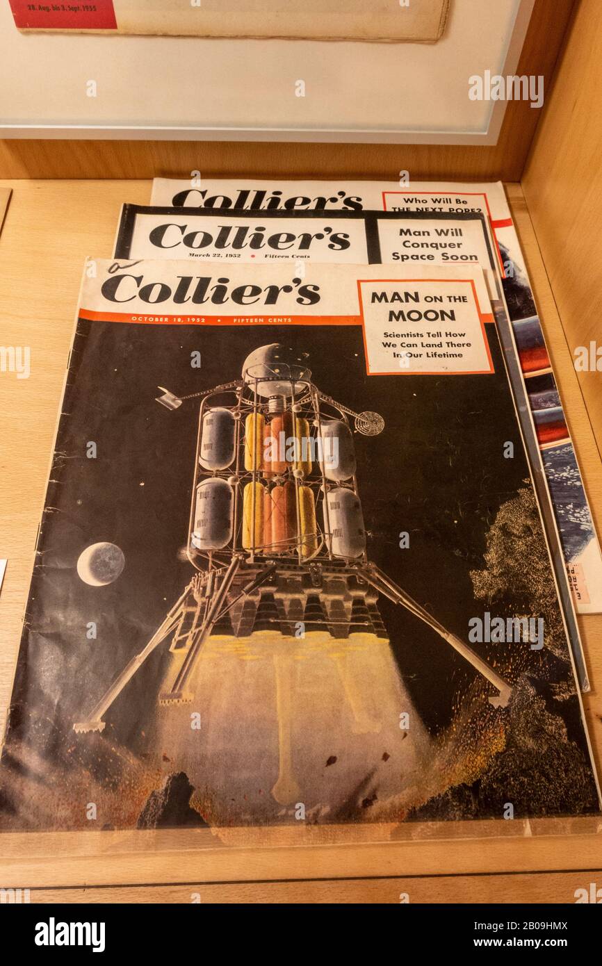 Colliers 'Man on the Moon'-Zeitschrift (18. Oktober 1952) im Museum für Kommunikation (Teil des Verkehrsmuseums Nürnberg), Nürnberg, Deutschland. Stockfoto