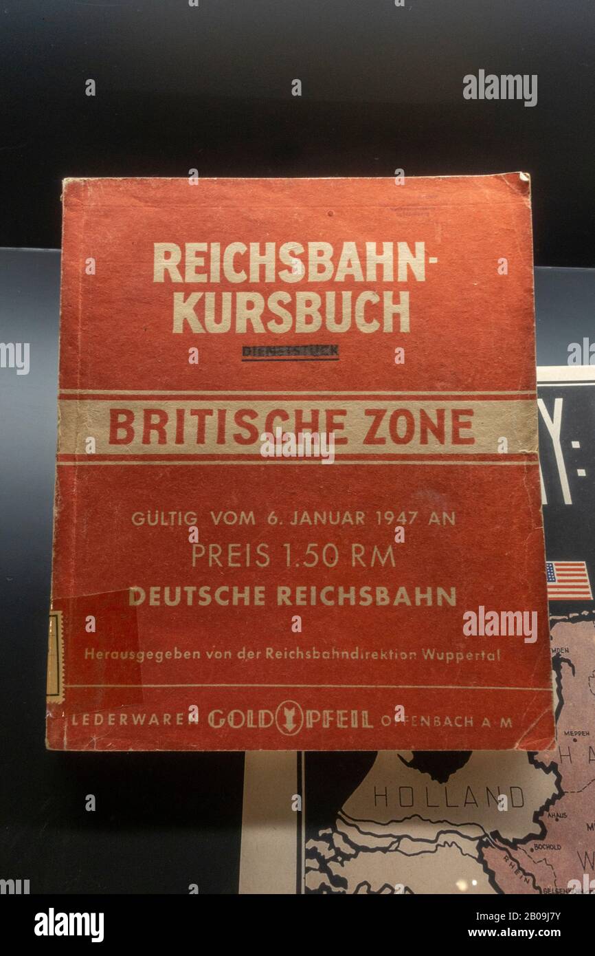 Bahnfahrpläne der Deutschen Bahn British Zone, Museum für Kommunikation (Teil des Verkehrsmuseums Nürnberg), Nürnberg, Deutschland. Stockfoto