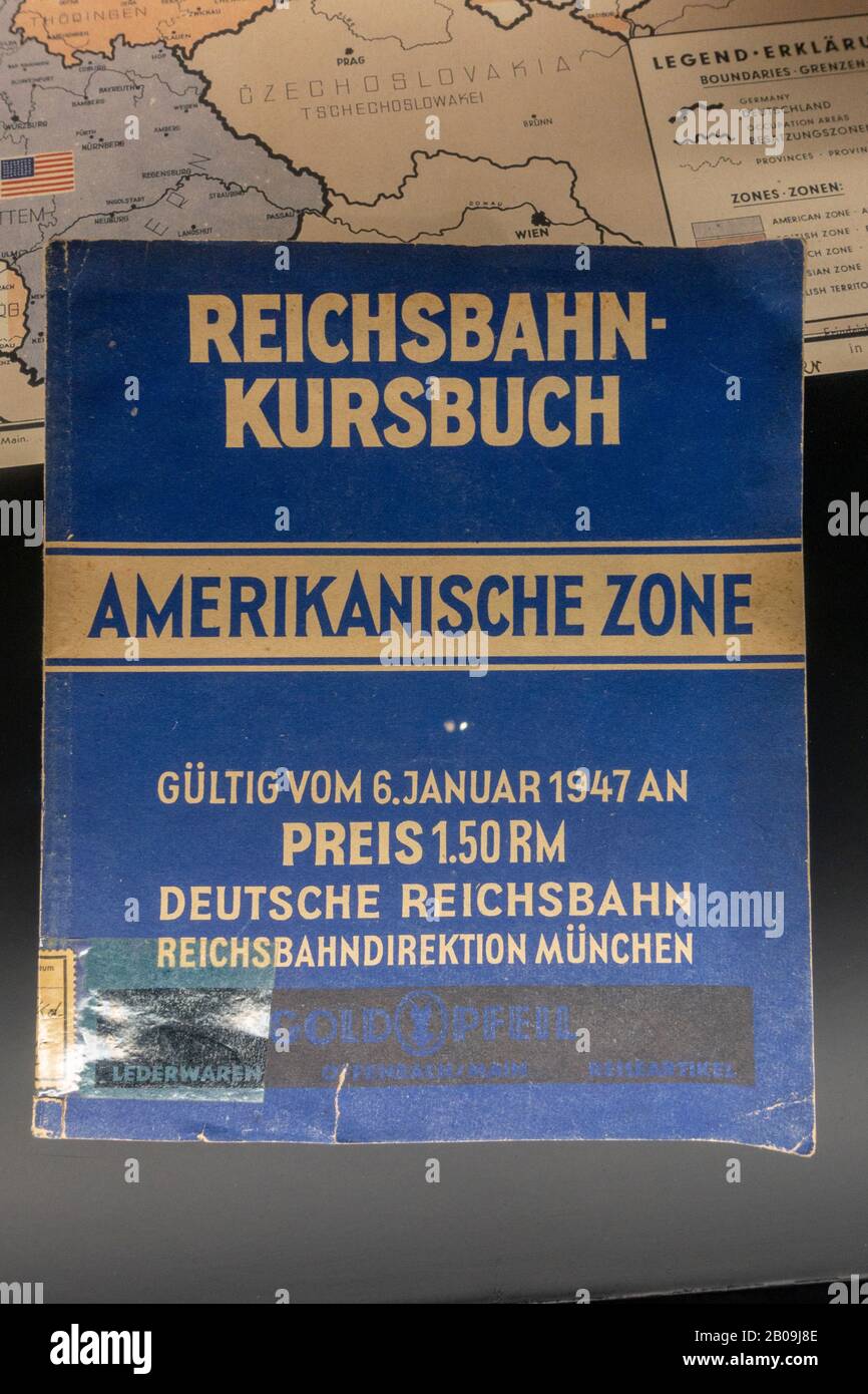 Bahnfahrpläne der Deutschen Bahn American Zone, Museum für Kommunikation (Teil des Verkehrsmuseums Nürnberg), Nürnberg, Deutschland. Stockfoto