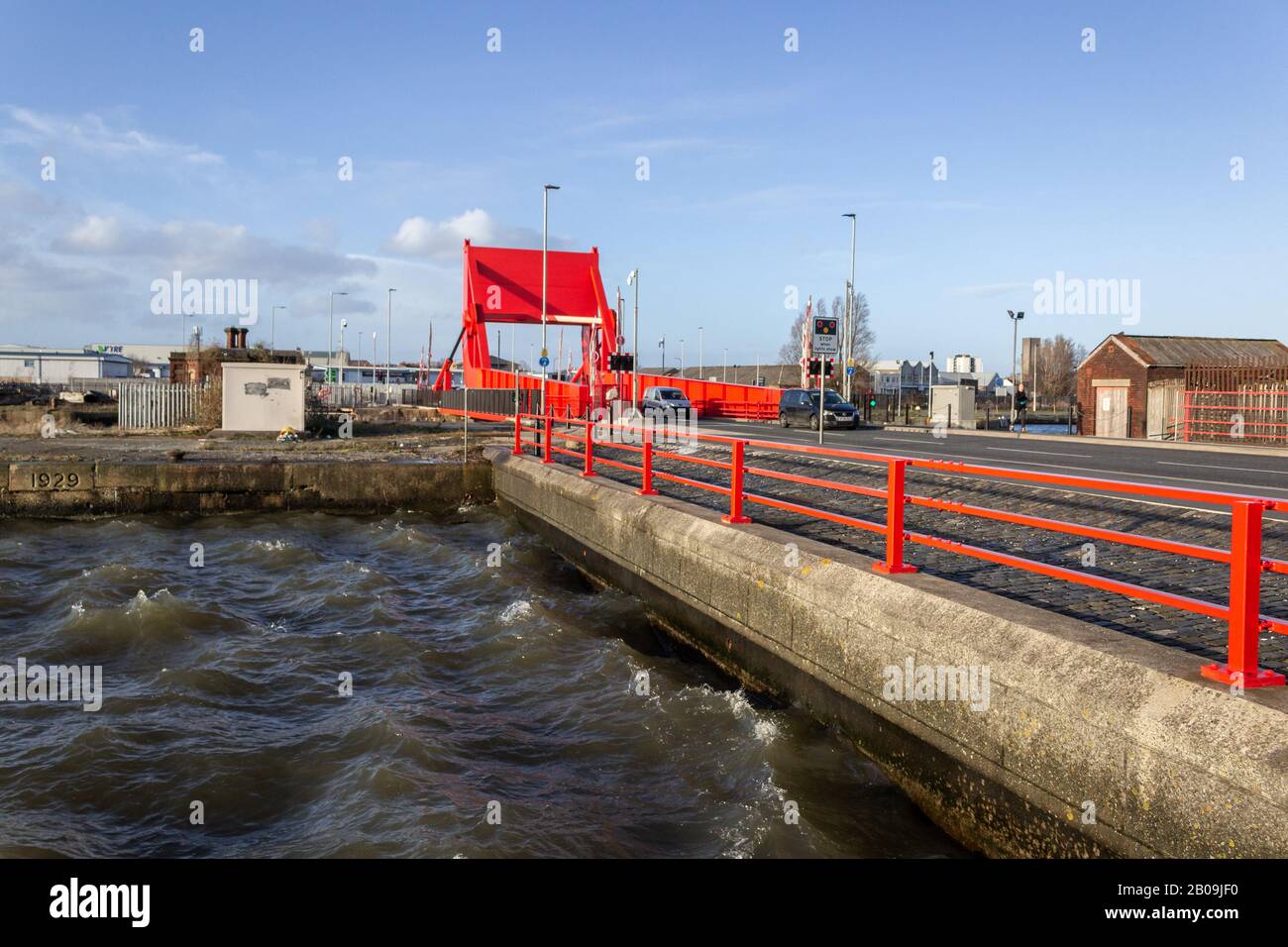 Wasserkante des East Float neben der Tower Road und der Bascule Bridge, die angehoben werden kann, um den Schiffsverkehr vom River Mersey durch zu ermöglichen Stockfoto