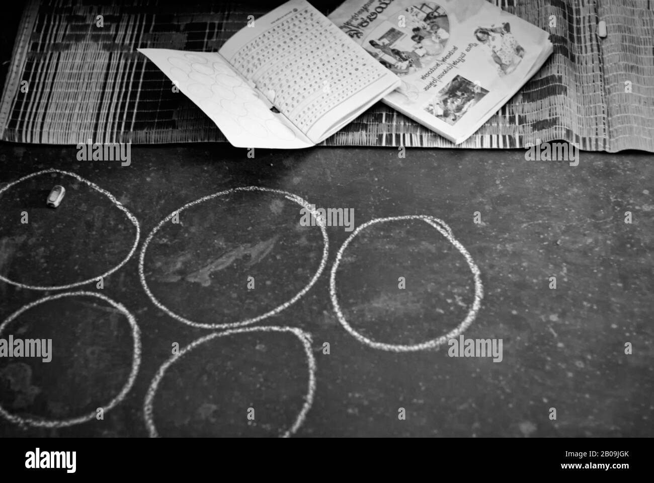 Kreise, die von einem Häftling in der hauseigenen Schule des Betgars' Home an der Magadi Road, Bangalore, Indien, auf den Boden gezogen wurden. Dezember 2012. Eines der Bilder aus der Fotogeschichte, Die Armut Kriminalisiert, von Ayush Ranka. Stockfoto
